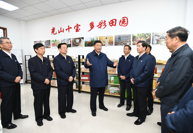 9月16日至18日，中共中央總書記、國(guó)家主席、中央軍委主席習(xí)近平在河南考察。這是17日上午，習(xí)近平在信陽(yáng)市光山縣文殊鄉(xiāng)東岳村文化接待中心，了解光山縣脫貧工作和中辦在光山縣扶貧工作情況。新華社記者 謝環(huán)馳 攝