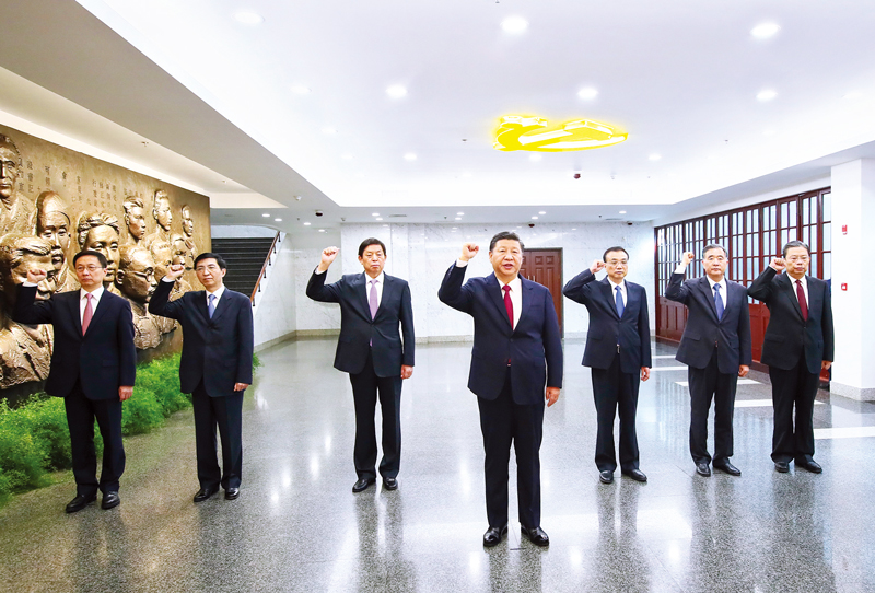 　2017年10月31日，中共中央總書(shū)記、國(guó)家主席、中央軍委主席習(xí)近平帶領(lǐng)中共中央政治局常委李克強(qiáng)、栗戰(zhàn)書(shū)、汪洋、王滬寧、趙樂(lè)際、韓正，瞻仰上海中共一大會(huì)址和浙江嘉興南湖紅船。這是31日上午，在上海中共一大會(huì)址紀(jì)念館，習(xí)近平帶領(lǐng)其他中共中央政治局常委同志一起重溫入黨誓詞。 新華社記者 蘭紅光/攝