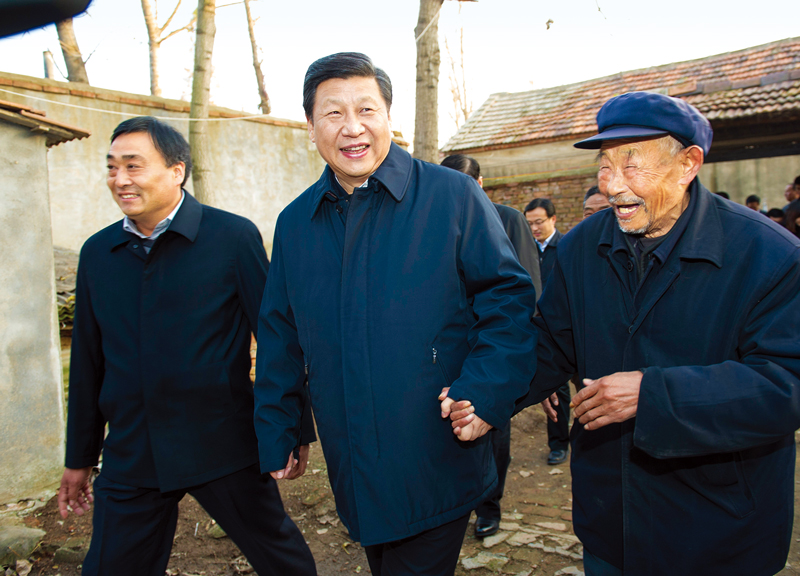　2013年11月24日至28日，中共中央總書(shū)記、國(guó)家主席、中央軍委主席習(xí)近平在山東考察。 這是25日下午，習(xí)近平在地處沂蒙老區(qū)的臨沭縣曹莊鎮(zhèn)朱村親切地拉著83歲的“老支前”王克昌的手去他家看望。 新華社記者 謝環(huán)馳/攝