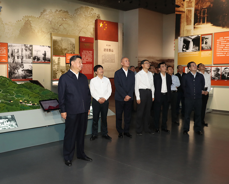 9月12日，中共中央總書(shū)記、國(guó)家主席、中央軍委主席習(xí)近平視察中共中央北京香山革命紀(jì)念地。這是習(xí)近平在香山革命紀(jì)念館參觀《為新中國(guó)奠基》主題展覽。