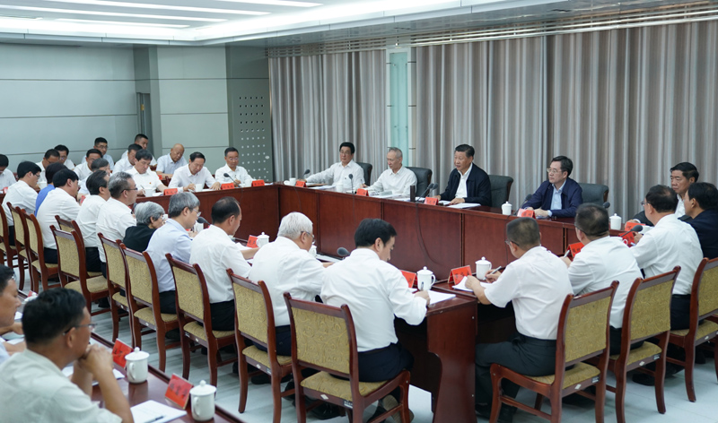 8月19日至22日，中共中央總書記、國家主席、中央軍委主席習(xí)近平在甘肅考察。這是19日下午，習(xí)近平在敦煌研究院同有關(guān)專家、學(xué)者和文化單位代表座談并發(fā)表重要講話。