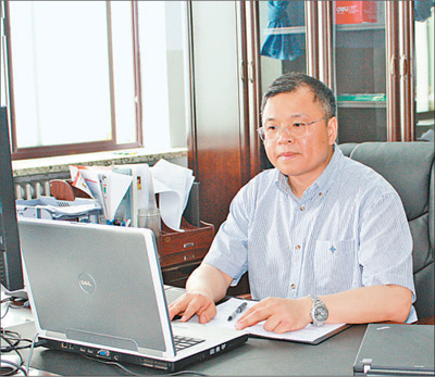 2010年6月1日，黃大年在辦公室內(nèi)工作（資料照片）。